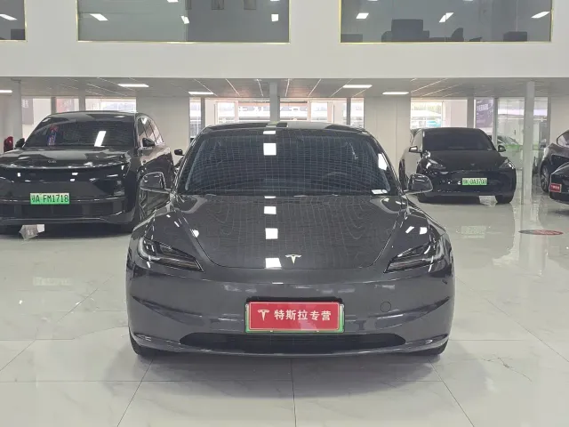 Tesla Model 3 — Фото автомобиля 2