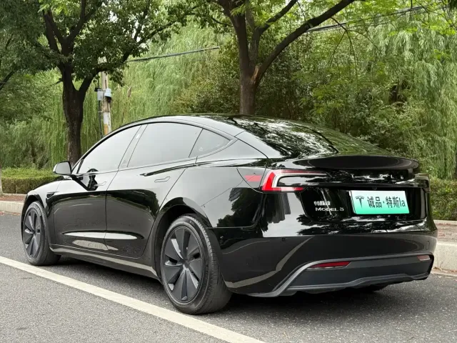 Tesla Model 3 — Фото автомобиля 3