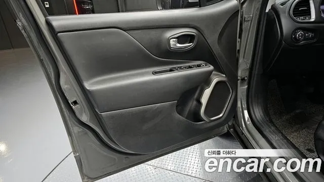 Jeep Renegade — Фото автомобиля 24
