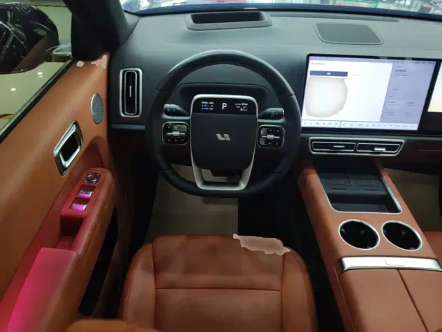 Li Auto L8 — Фото автомобиля 10