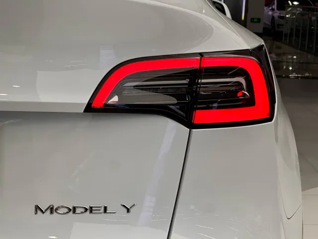 Tesla Model Y — Фото автомобиля 8