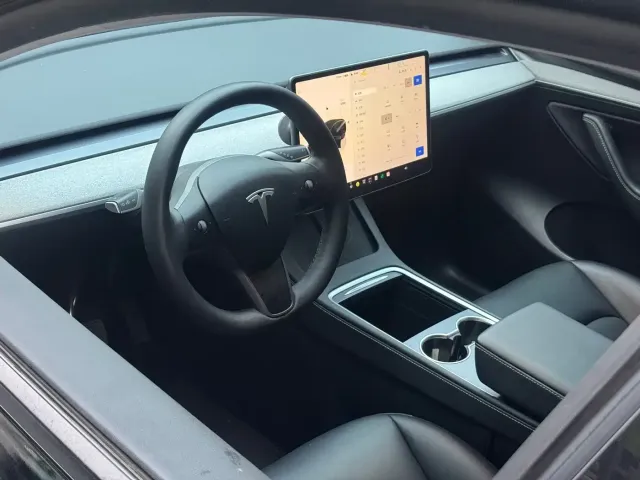 Tesla Model Y 2023 Long Range All-Wheel Drive Edition — Фото автомобиля 10