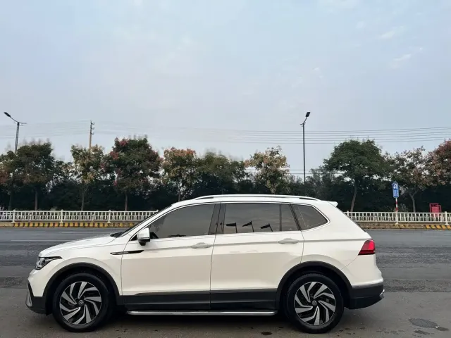 Volkswagen Tiguan L — Фото автомобиля 2