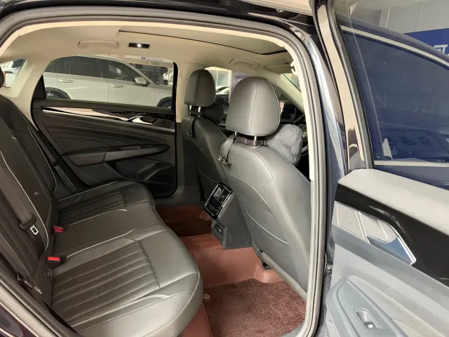 Volkswagen Passat — Фото автомобиля 8