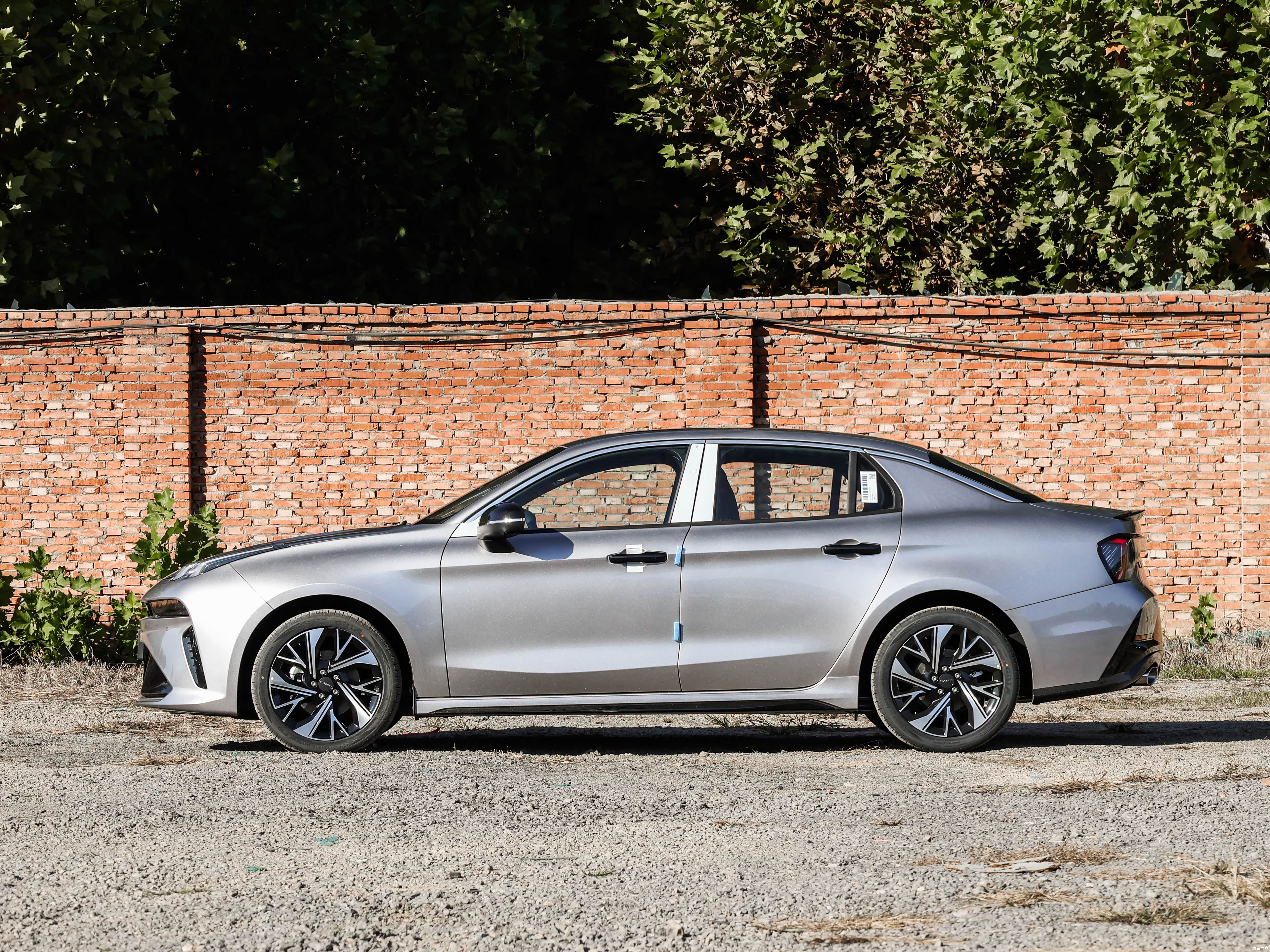 Lynk & Co 03 — Фото автомобиля 3