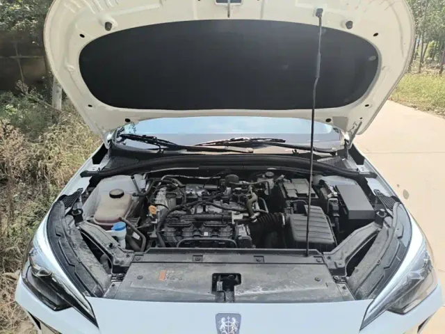 Roewe Roewe i5 2023 1.5L CVT Luxury Edition — Фото автомобиля 19