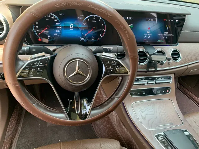 Mercedes-Benz E-Class — Фото автомобиля 21