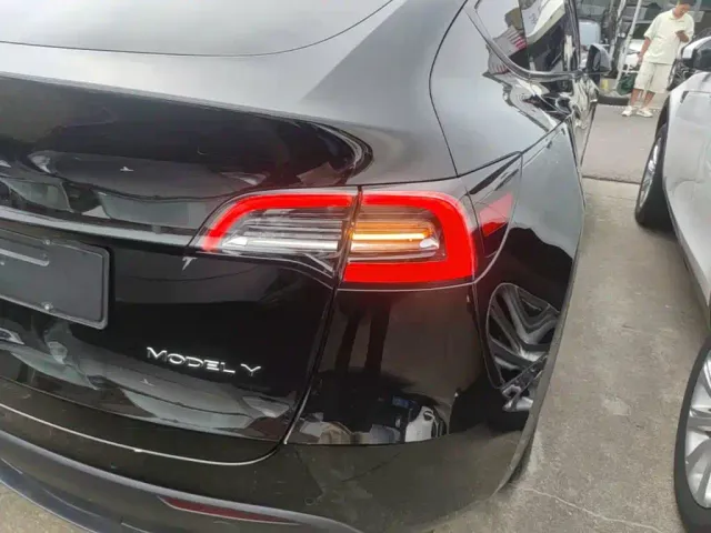 Tesla Model Y — Фото автомобиля 7