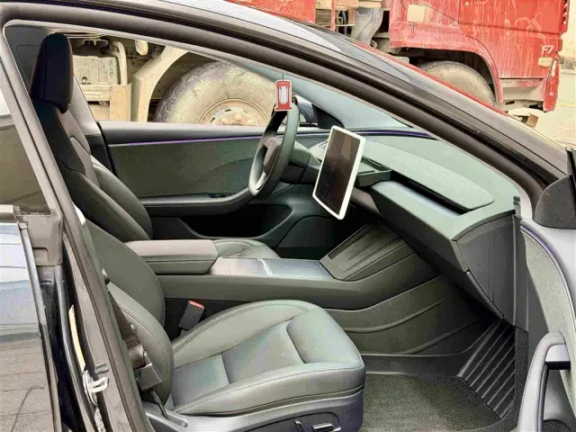 Tesla Model 3 — Фото автомобиля 9