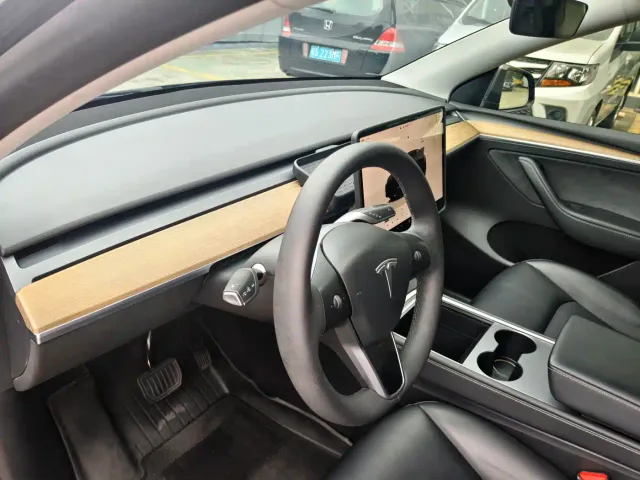 Tesla Model Y — Фото автомобиля 15