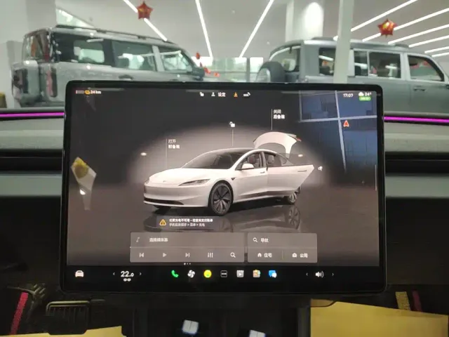 Tesla Model 3 — Фото автомобиля 12