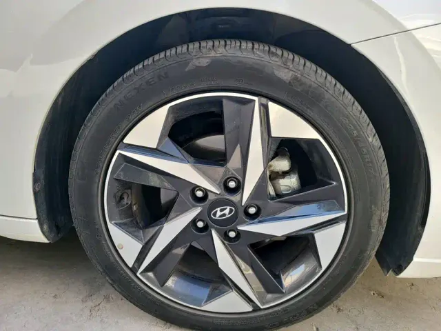 Hyundai Elantra 2022 1.5L CVT LUX Premium Edition — Фото автомобиля 24