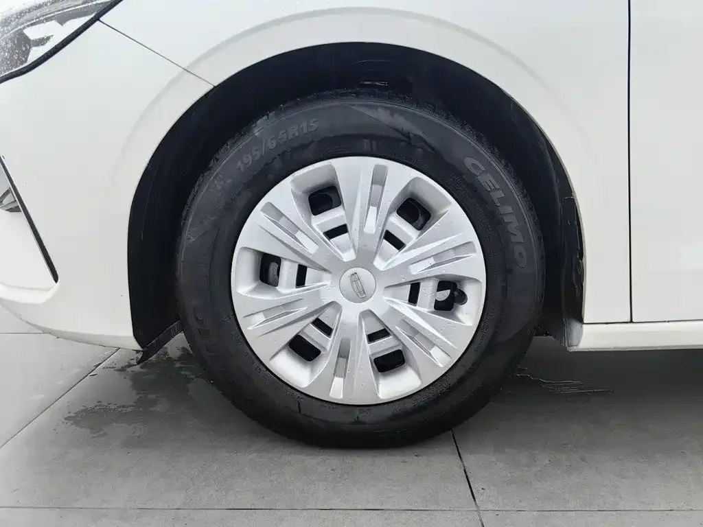 Geely Emgrand 2023 4th Generation Champion Edition 1.5L Manual Luxury — Фото автомобиля 17