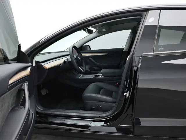 Tesla Model 3 — Фото автомобиля 12