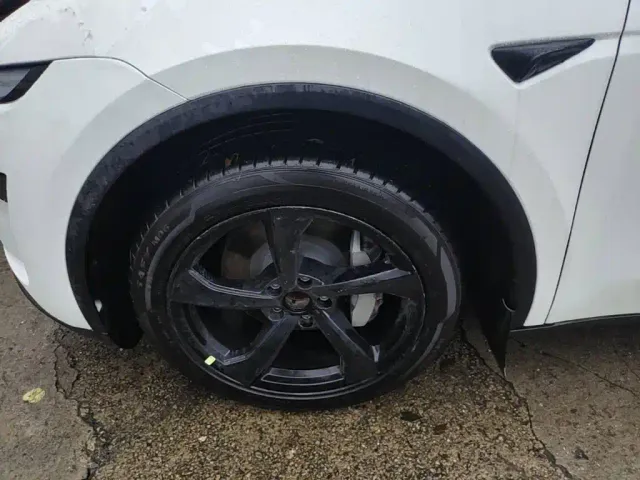 Tesla Model Y — Фото автомобиля 22