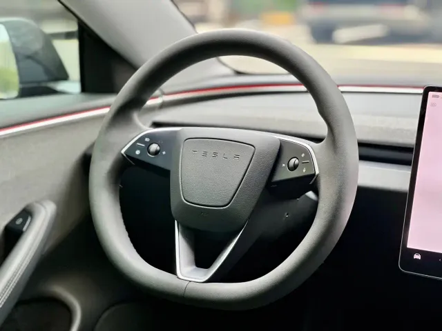 Tesla Model 3 — Фото автомобиля 14