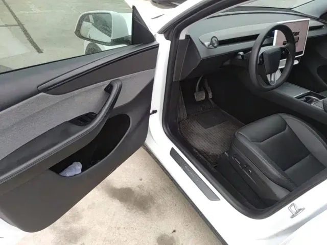Tesla Model Y — Фото автомобиля 15