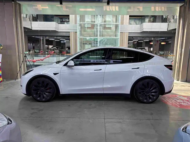 Tesla Model Y — Фото автомобиля 9