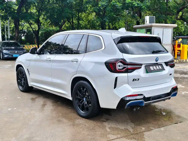 BMW iX3 — Фото автомобиля 11