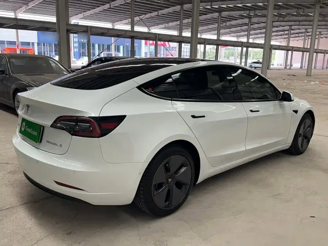 Tesla Model 3 — Фото автомобиля 10