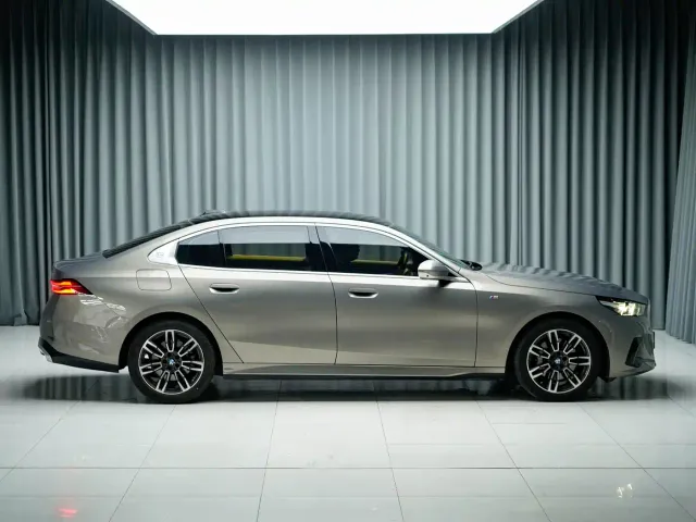 BMW 5 Series — Фото автомобиля 4