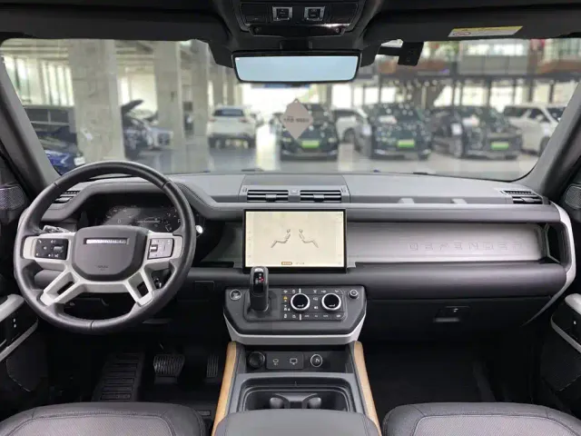 Land Rover Defender — Фото автомобиля 9