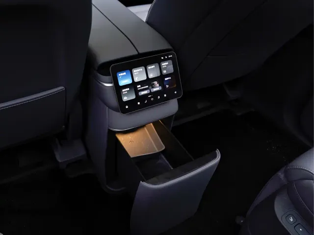 Nio ES8 — Фото автомобиля 17