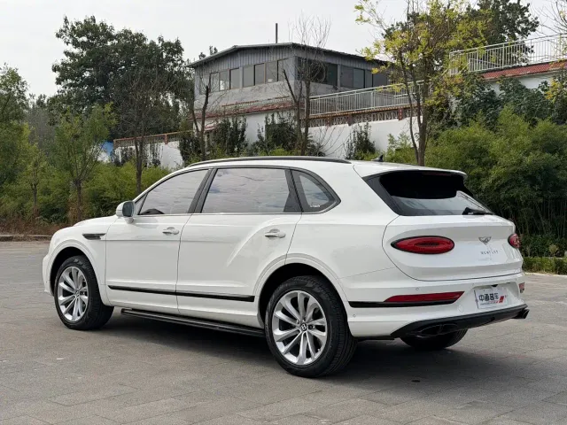 Bentley Bentayga — Фото автомобиля 14
