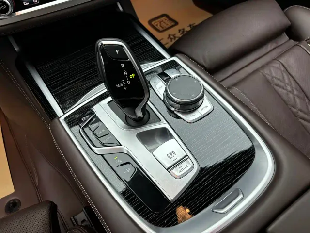 BMW 7 Series — Фото автомобиля 14
