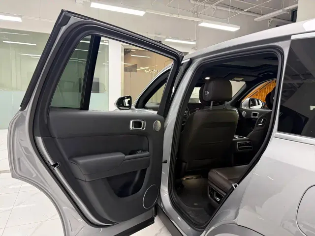 Li Auto L8 — Фото автомобиля 12