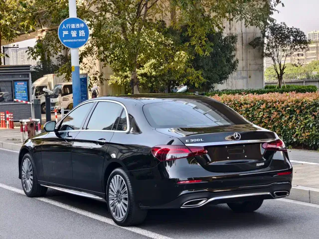 Mercedes-Benz E-Class — Фото автомобиля 6