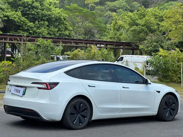 Tesla Model 3 — Фото автомобиля 14