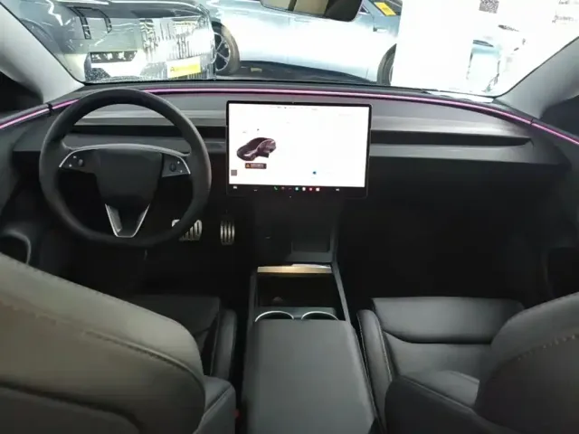 Tesla Model 3 — Фото автомобиля 5