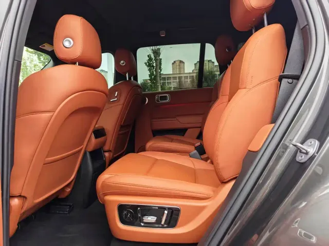 Li Auto L8 — Фото автомобиля 15