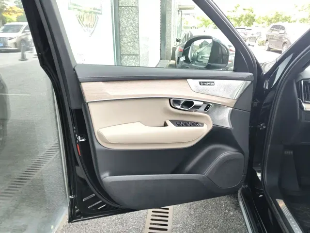 Volvo XC90 — Фото автомобиля 12