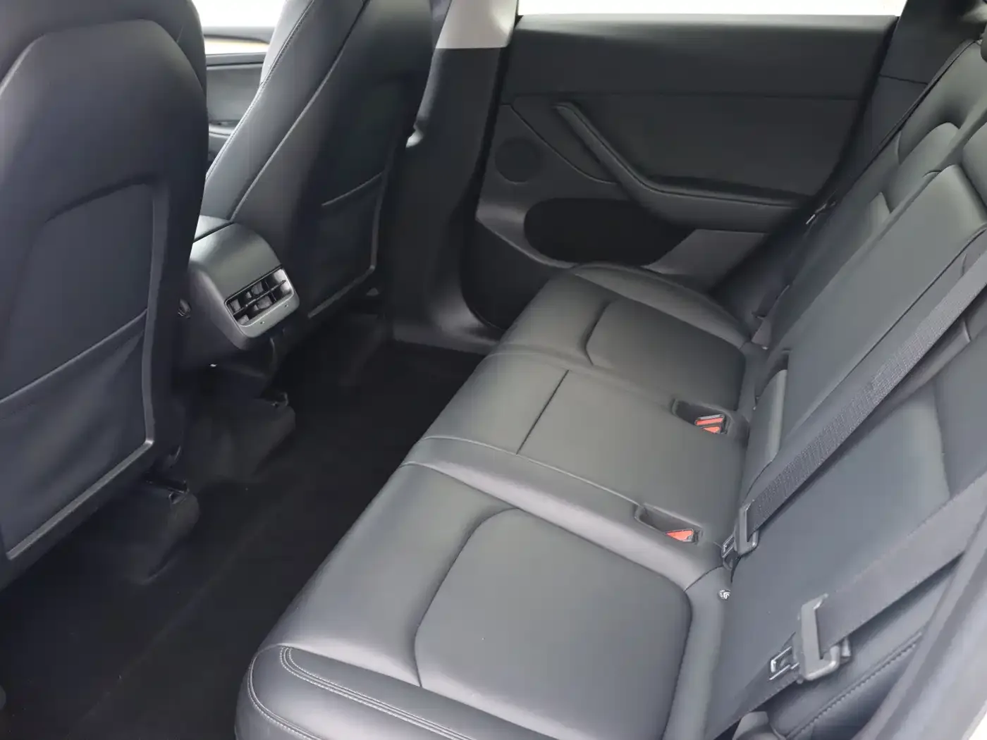 Tesla Model Y 2022 Facelift Rear-Wheel Drive Version — Фото автомобиля 13