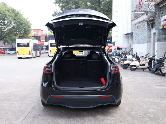 Tesla Model Y — Фото автомобиля 17