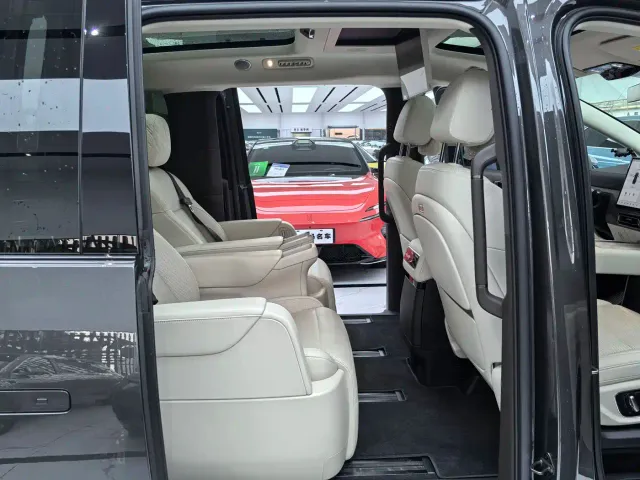 Li Auto MEGA — Фото автомобиля 12