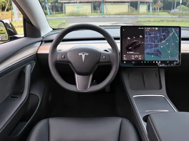 Tesla Model 3 — Фото автомобиля 13