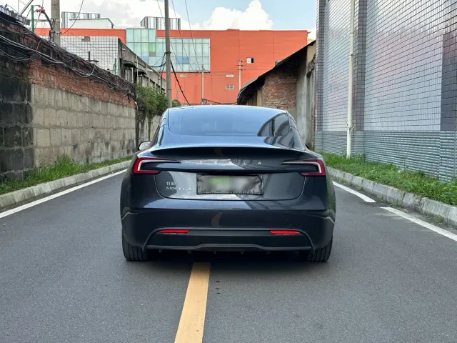 Tesla Model 3 — Фото автомобиля 8