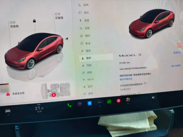 Tesla Model 3 — Фото автомобиля 4
