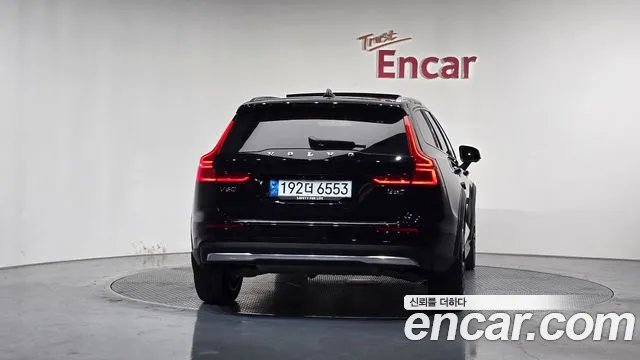 Вольво V60 V60 Cross Country 2 поколение B5 Ultimate AWD — Фото автомобиля 4
