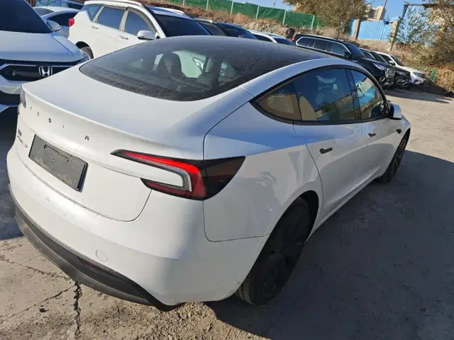 Tesla Model 3 — Фото автомобиля 3