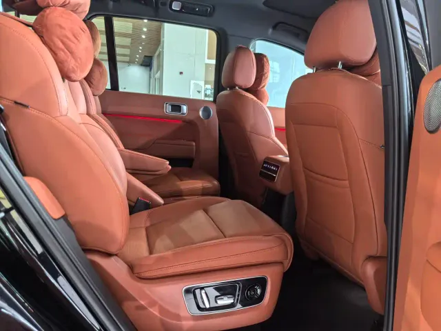 Li Auto L8 — Фото автомобиля 12