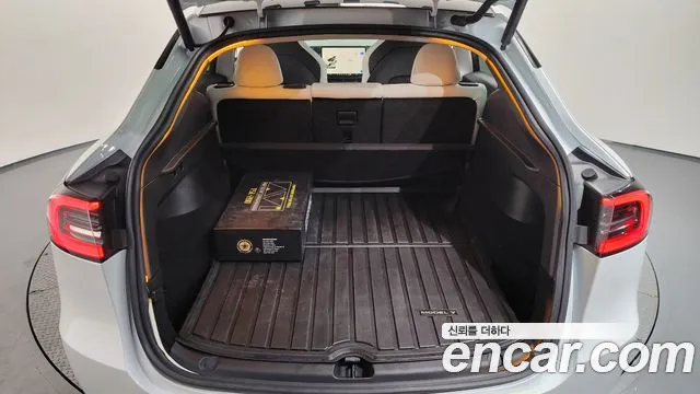 Tesla Model Y — Фото автомобиля 19