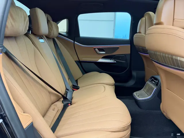 Mercedes-Benz E-Class — Фото автомобиля 12