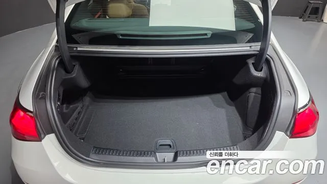 Mercedes-Benz E-Class — Фото автомобиля 18