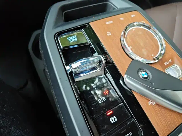BMW iX — Фото автомобиля 15