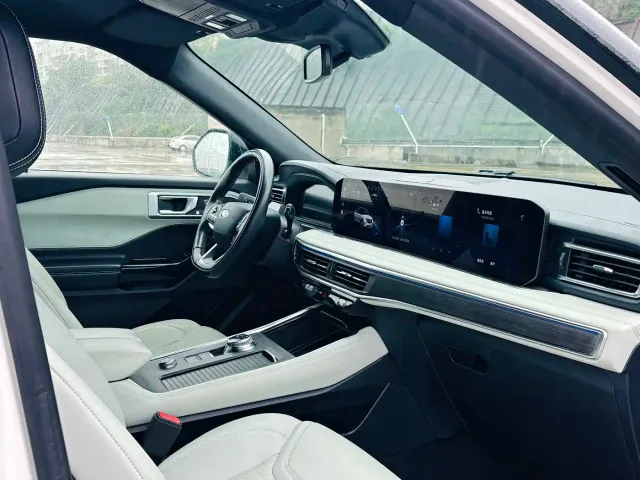 Ford Explorer — Фото автомобиля 12