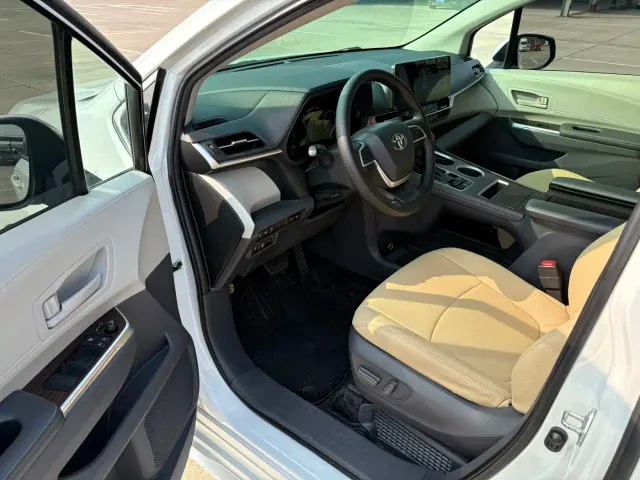 Toyota Sienna — Фото автомобиля 7